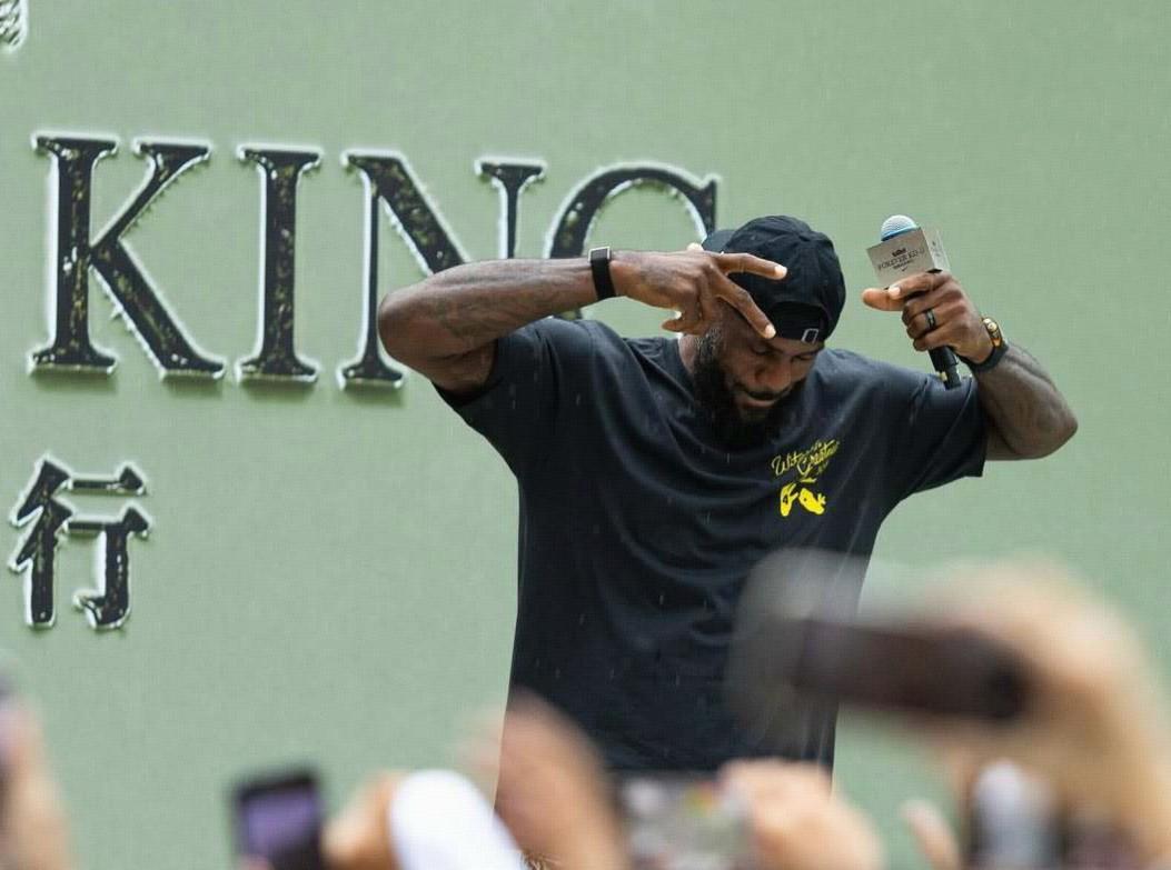 热情回应，詹姆斯在暴雨中和球迷互动：你好成都！